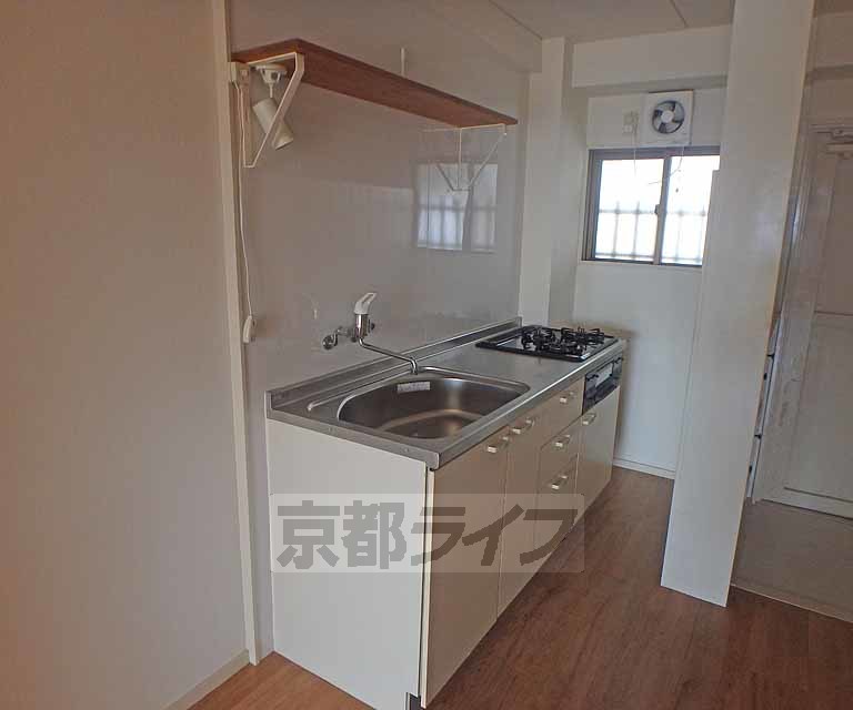 キッチン　３口ガスコンロ備え付けのキッチンです。作業スペースも広...