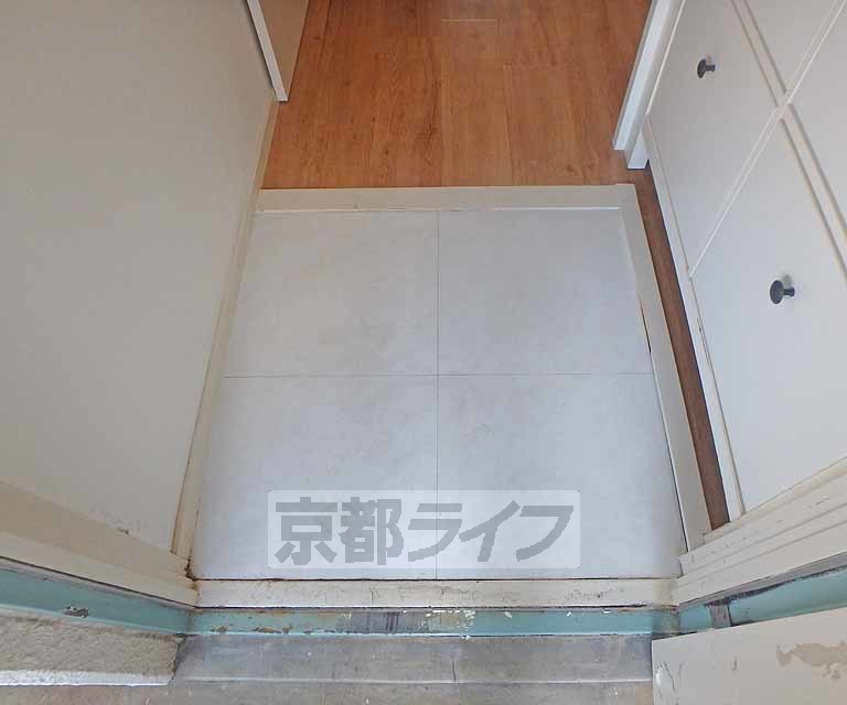 玄関　白いタイルが爽やかな玄関です。玄関収納も白に統一されて...