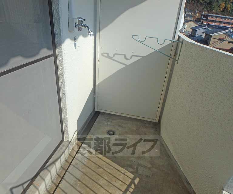 その他設備　バルコニーの洗濯機置き場です。