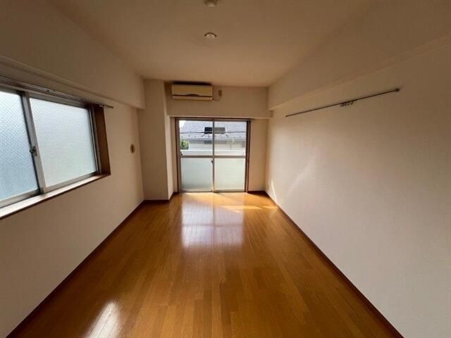 居室・リビング　■エアコン■24時間換気システム■２面採光