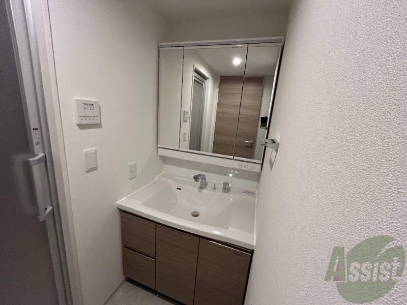 洗面設備　独立洗面台がございます。大きな鏡とたくさんの収納が特徴。