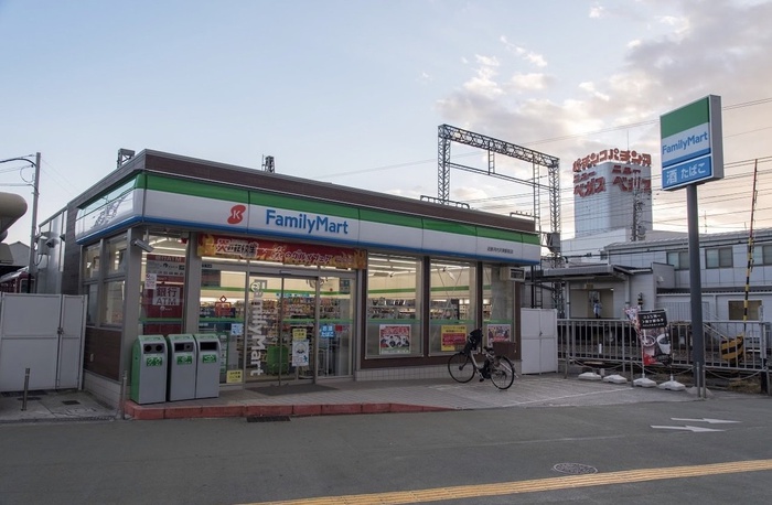 コンビニ　ファミリーマート（コンビニ）まで450m