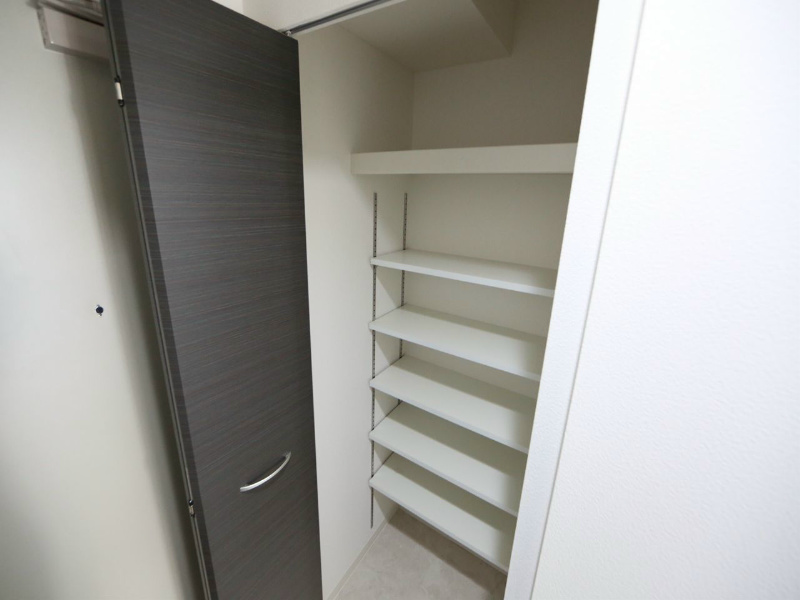 玄関　玄関　シューズボックス付（収納充実してます）