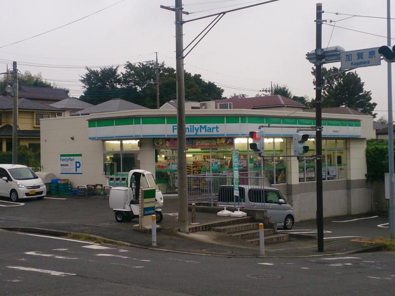 コンビニ　ファミリーマート 都筑加賀原店（コンビニ）まで592m