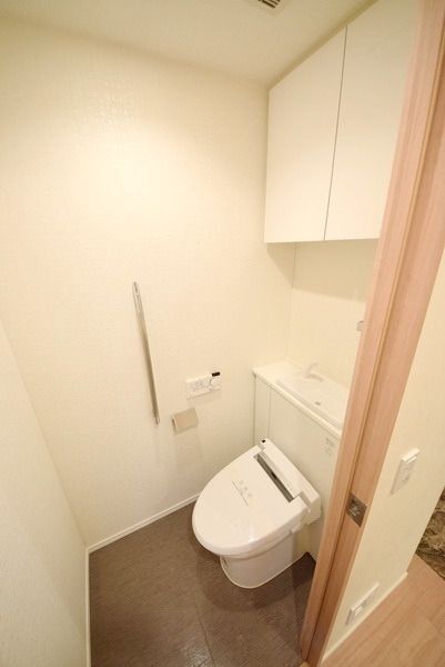 トイレ　★洗浄機能付き！上部に棚あり★