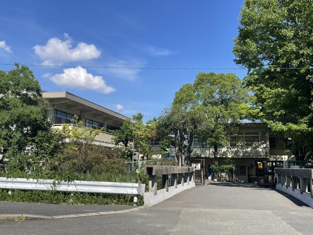 中学校　吹田市立高野台中学校（中学校）まで633m