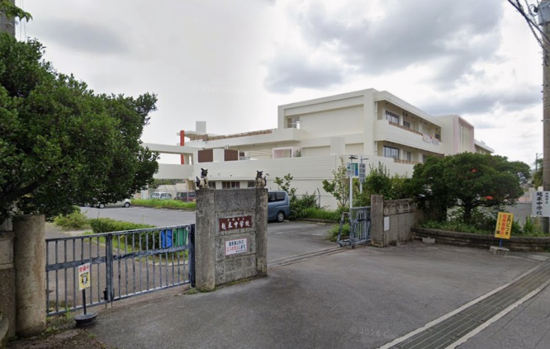 中学校　沖縄市立越来中学校（中学校）まで621m