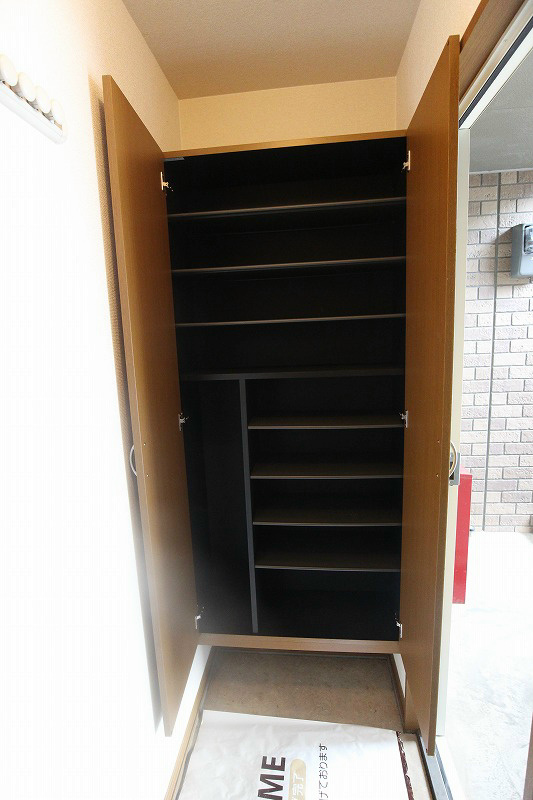 玄関　写真は別号室です。