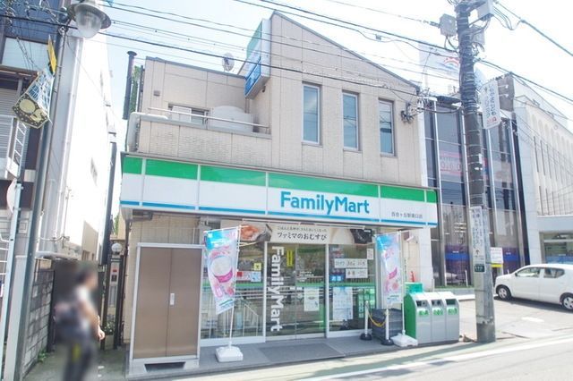 コンビニ　ファミリーマート百合ヶ丘駅南口店（コンビニ）まで640m