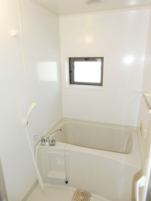 バス・シャワールーム　キレイなバスルーム。窓付きです！