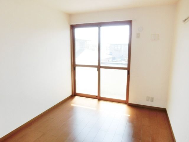 その他部屋・スペース　寝室になります。コチラもキレイですね。