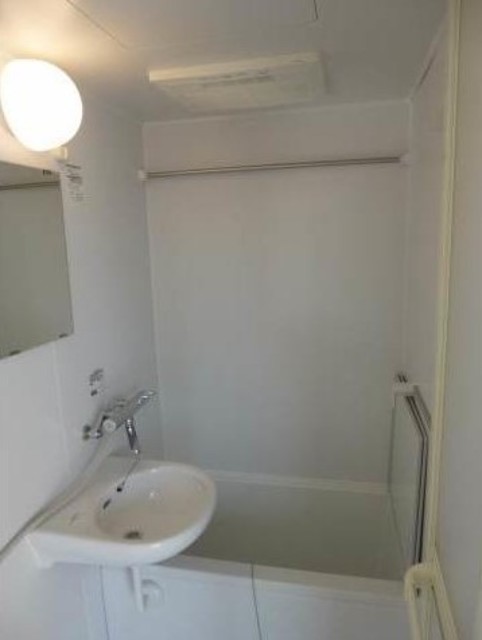 バス・シャワールーム　清潔感のあるバスルーム