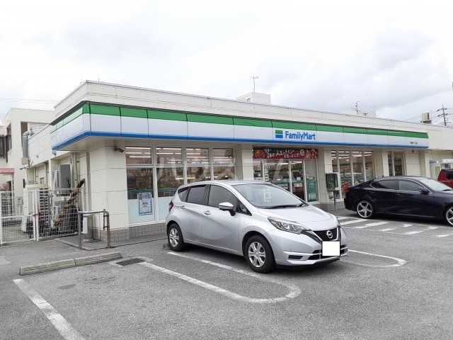 コンビニ　沖縄ファミリーマート 勢理客二丁目店（コンビニ）まで585m