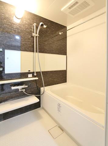 バス・シャワールーム　広くておしゃれなお風呂ですね