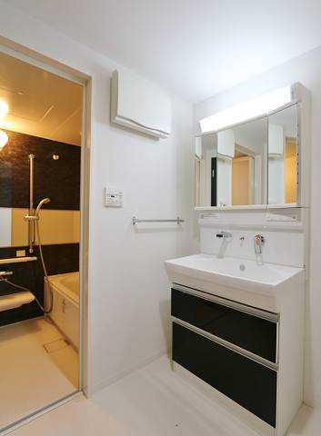 洗面設備　大きな三面鏡で朝のお支度もばっちり