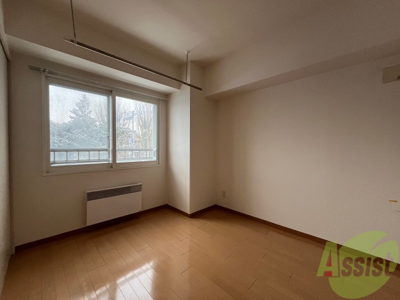 その他部屋・スペース　寝室はこちらです。光が差し込む、温かみのあるお部屋です。