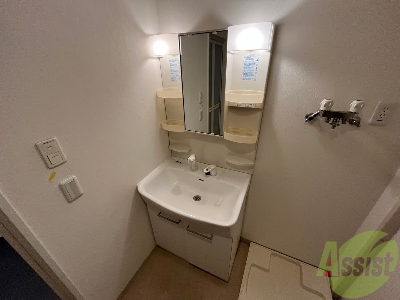 洗面設備　独立洗面台です。大きくてよいですね。シャンプーもできます。