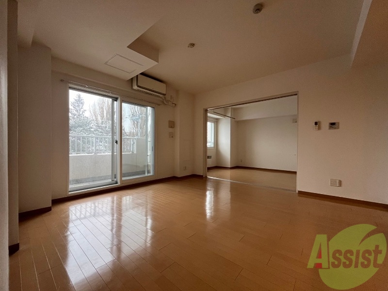 居室・リビング　リビングです。戸を開けるとより開放的ですね。