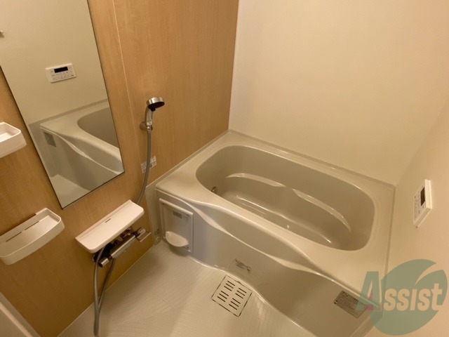 バス・シャワールーム　バスルームはこちら、追い焚き機能もあって便利ですね