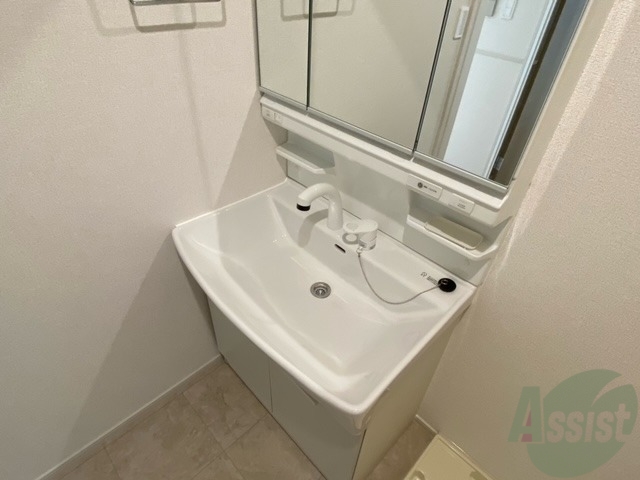 洗面設備　毎日の身だしなみはこちらで、洗面化粧台です