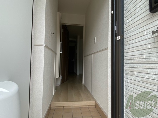 玄関　玄関を入るとまずはシューズボックスがお迎え、正面が居室です