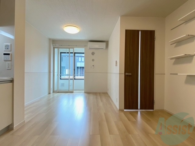 居室・リビング　リビングはこちら、サンルームがポイントのお部屋