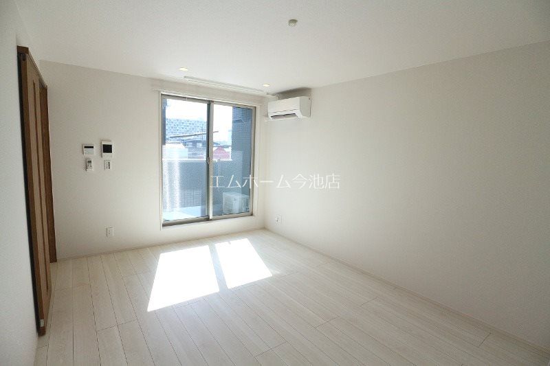 その他　LDK13.0帖　エアコン付　バルコニーに面しています