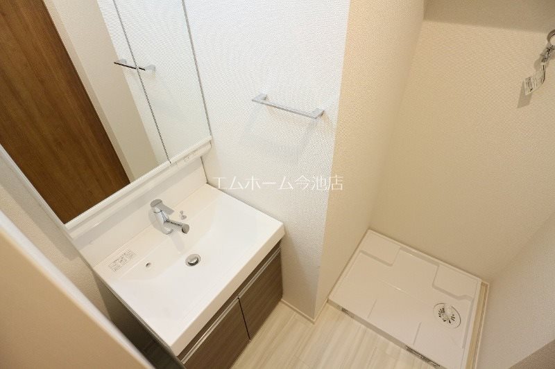 洗面設備　脱衣所　独立洗面台（シャンプードレッサー付）