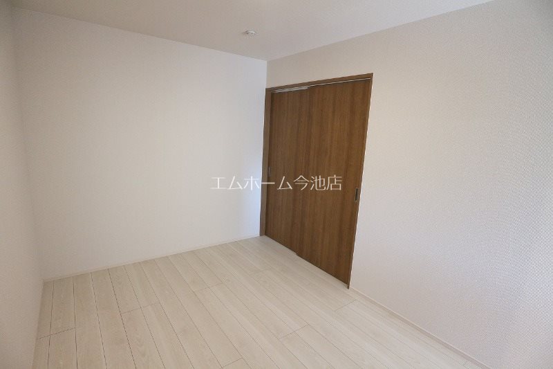 その他部屋・スペース　洋室5.8帖　収納充実しています