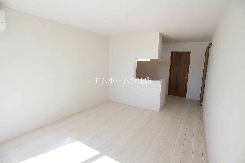 居室・リビング　LDK13.0帖　エアコン付　バルコニーに面しています