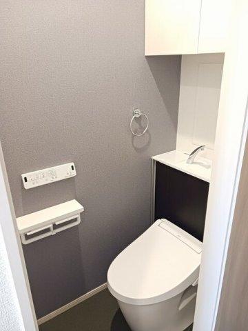 トイレ　落ち着いた色調のトイレです