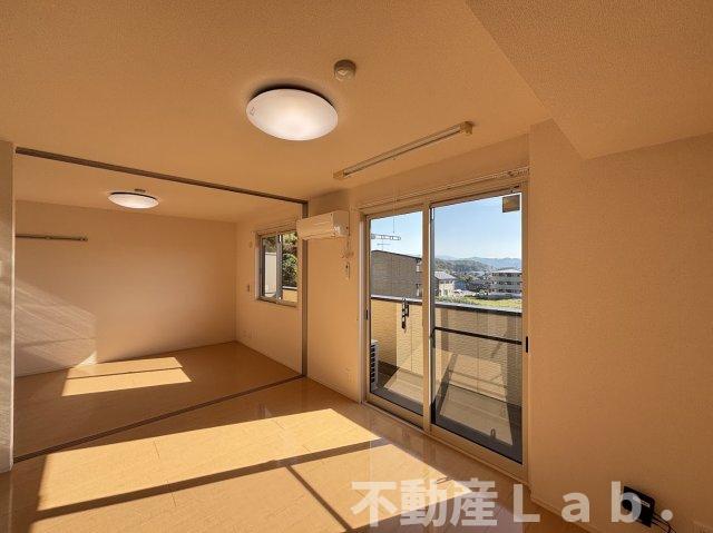 居室・リビング　※同一建物別号室のお写真です。