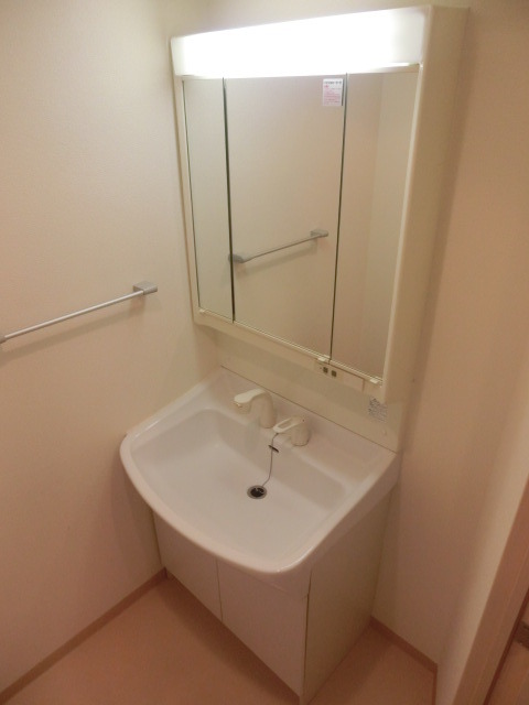 洗面設備　忙しい朝もこちらの洗面台で身支度完了。