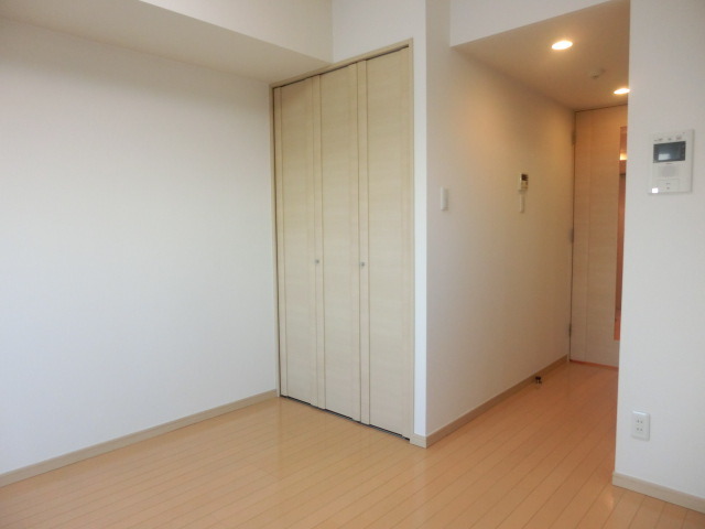 居室・リビング　家具もあわせやすいナチュラルカラーのお部屋。