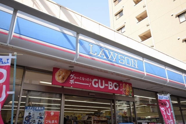 コンビニ　ローソン江坂東店（コンビニ）まで62m