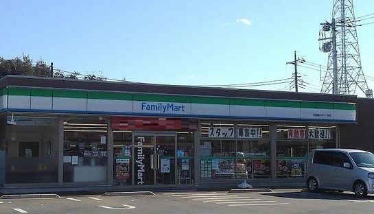 コンビニ　ファミリーマート（コンビニ）まで210m