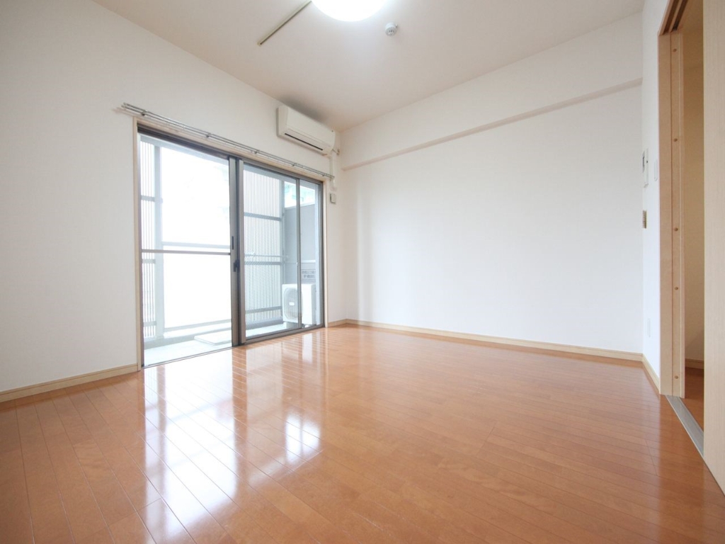 バルコニー　洋室9.3帖　エアコン完備　南面バルコニー