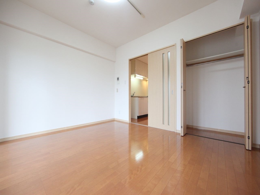 居室・リビング　洋室9.3帖　クローゼット付（収納充実してます）