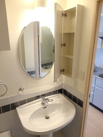 洗面設備　スタイリッシュな洗面台です