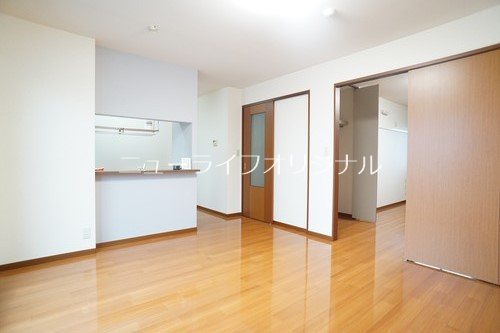 居室・リビング　対面キッチンのあるリビングで、会話が弾みそうです♪