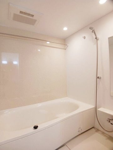 バス・シャワールーム　落ち着いた空間のお風呂です