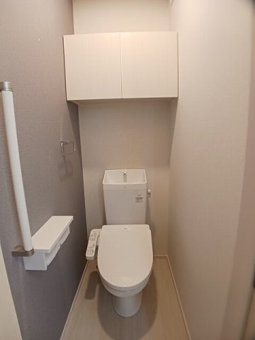 トイレ　落ち着いた色調のトイレです