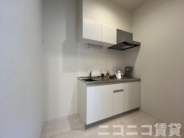 キッチン　２口ガスコンロ付き、上下に収納が有ります。※モデルルーム