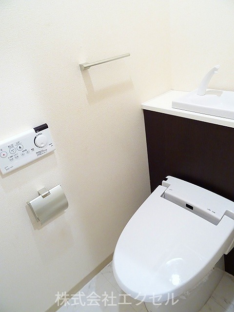 トイレ　温水洗浄便座です。