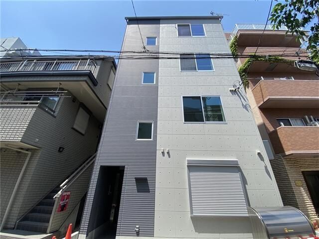 建物外観　鉄骨造・総戸数は12戸です。102号室