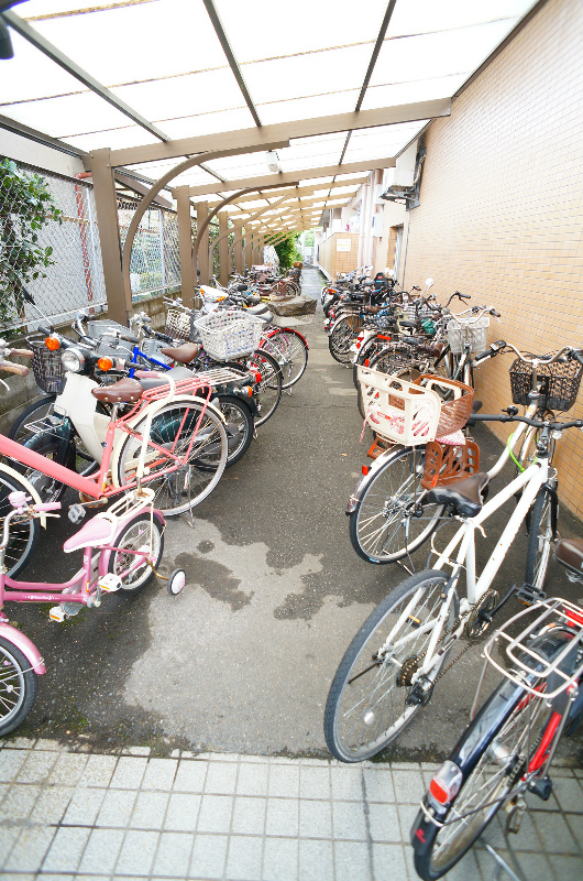 駐車場　屋根付き駐輪場