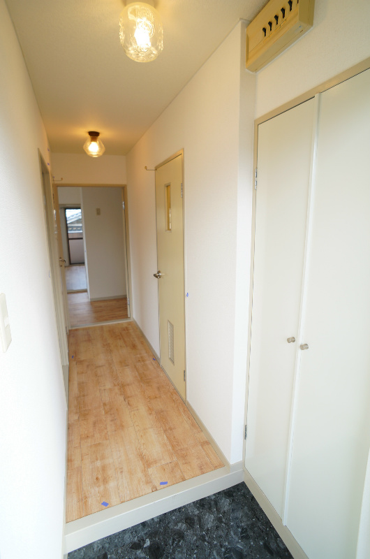 玄関　※同建物・別号室の参考写真です★（実際のお部屋とは異なります