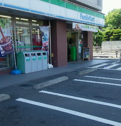 コンビニ　ファミリーマート 辻堂神台店（コンビニ）まで645m