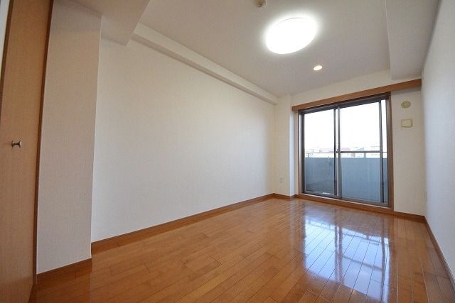 その他部屋・スペース　★6.6帖の洋室・きれいな艶のあるフローリングのお部屋です★