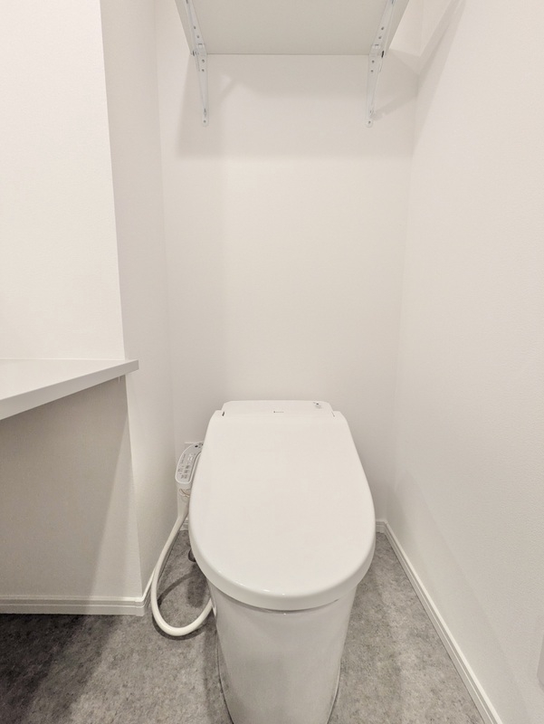 トイレ　シンプルで機能的